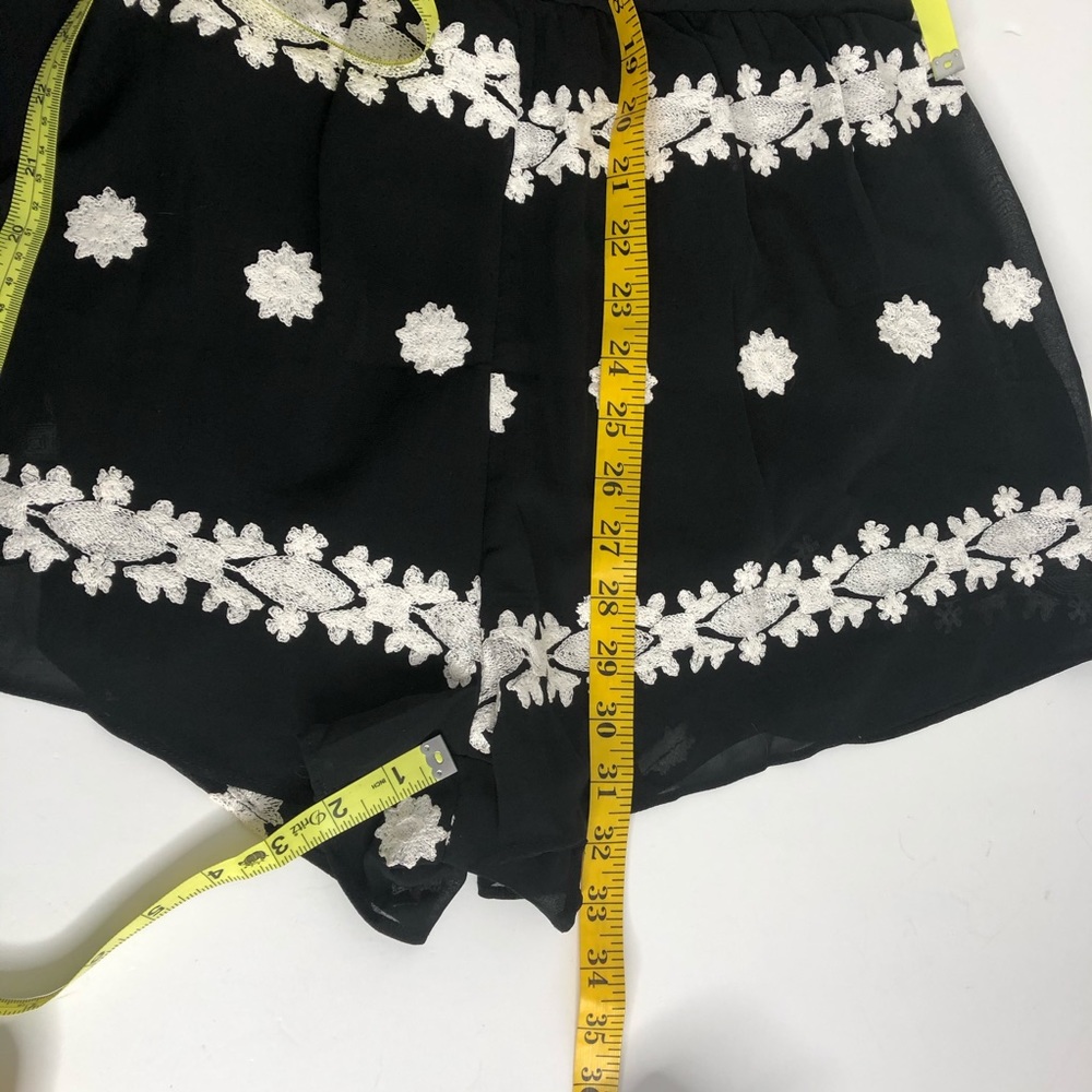 Endless Rose Black White Embroidered Romper M NWT - Picture 7 of 8